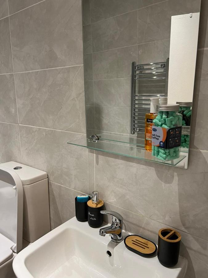 Lovely 2 Bed Flat In Soho! Лондон Экстерьер фото