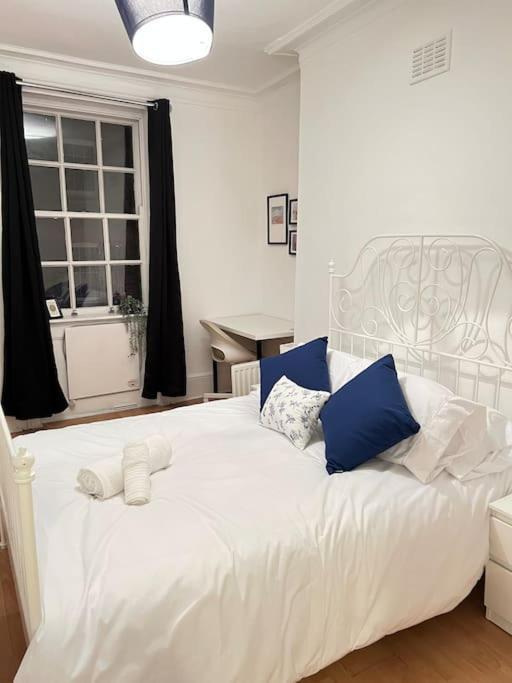 Lovely 2 Bed Flat In Soho! Лондон Экстерьер фото