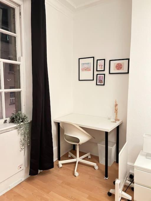 Lovely 2 Bed Flat In Soho! Лондон Экстерьер фото