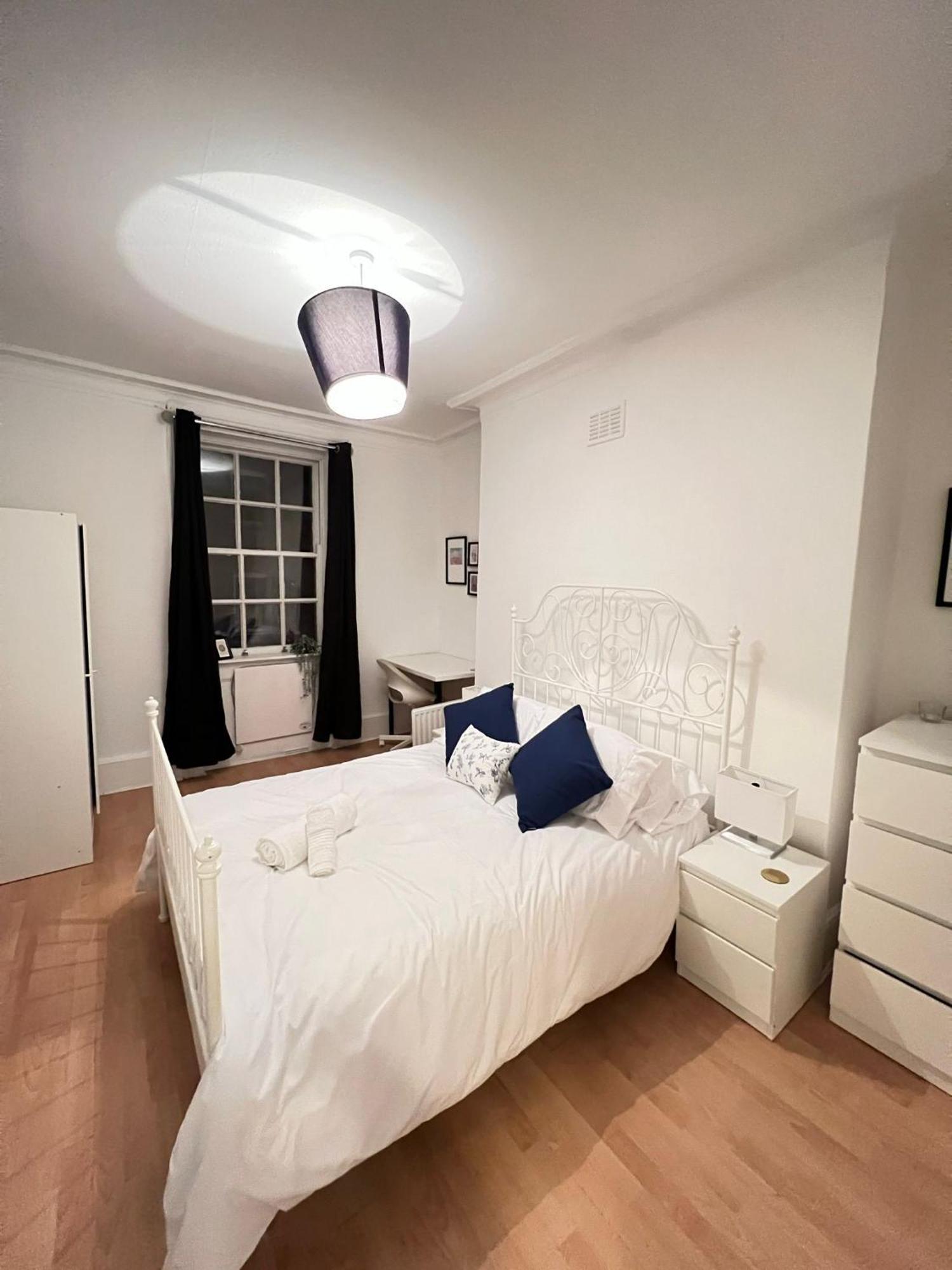 Lovely 2 Bed Flat In Soho! Лондон Экстерьер фото