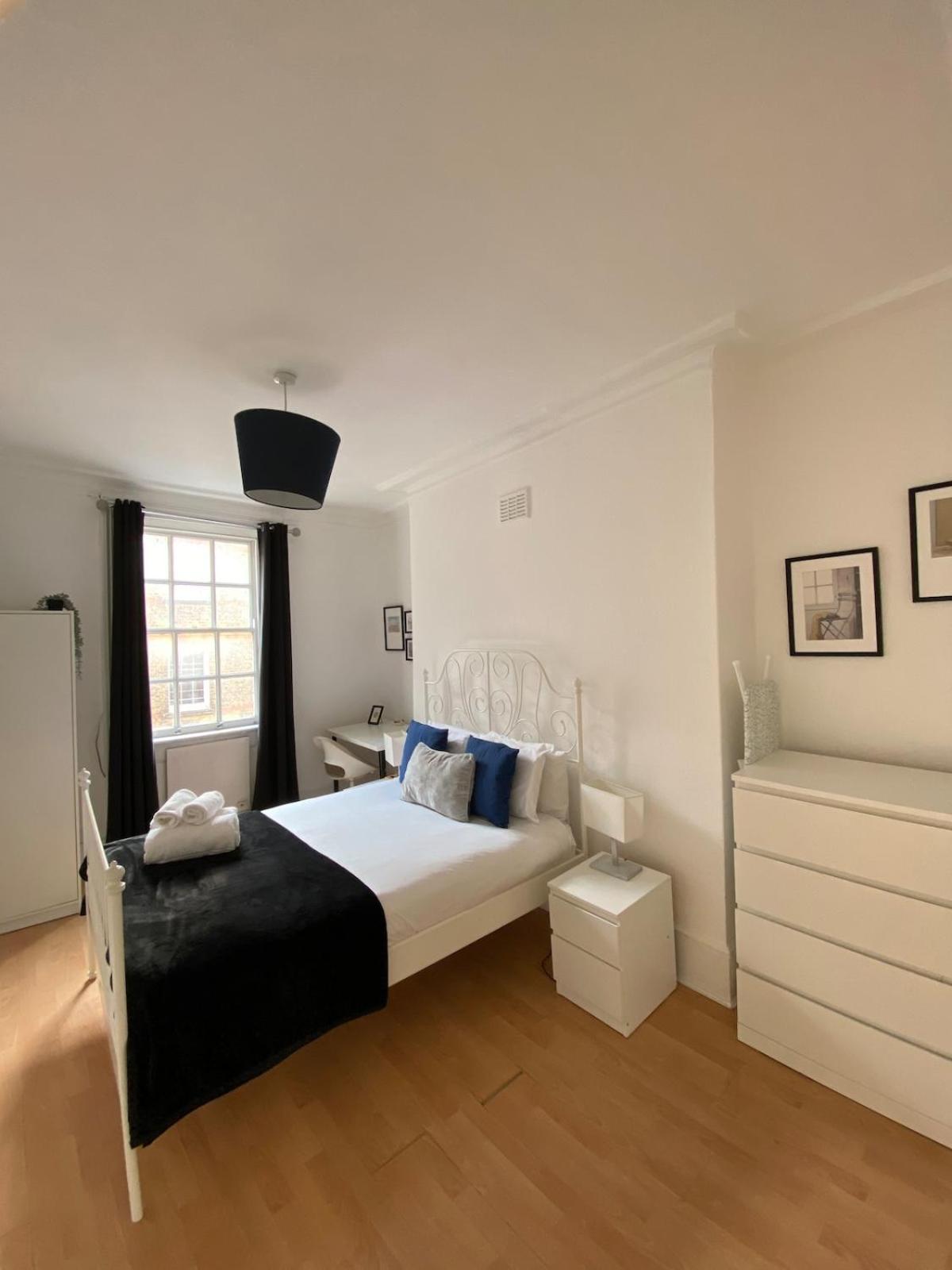 Lovely 2 Bed Flat In Soho! Лондон Экстерьер фото